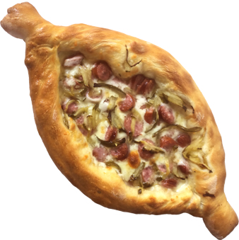 Сырная лодочка с колбасками и огурчиками